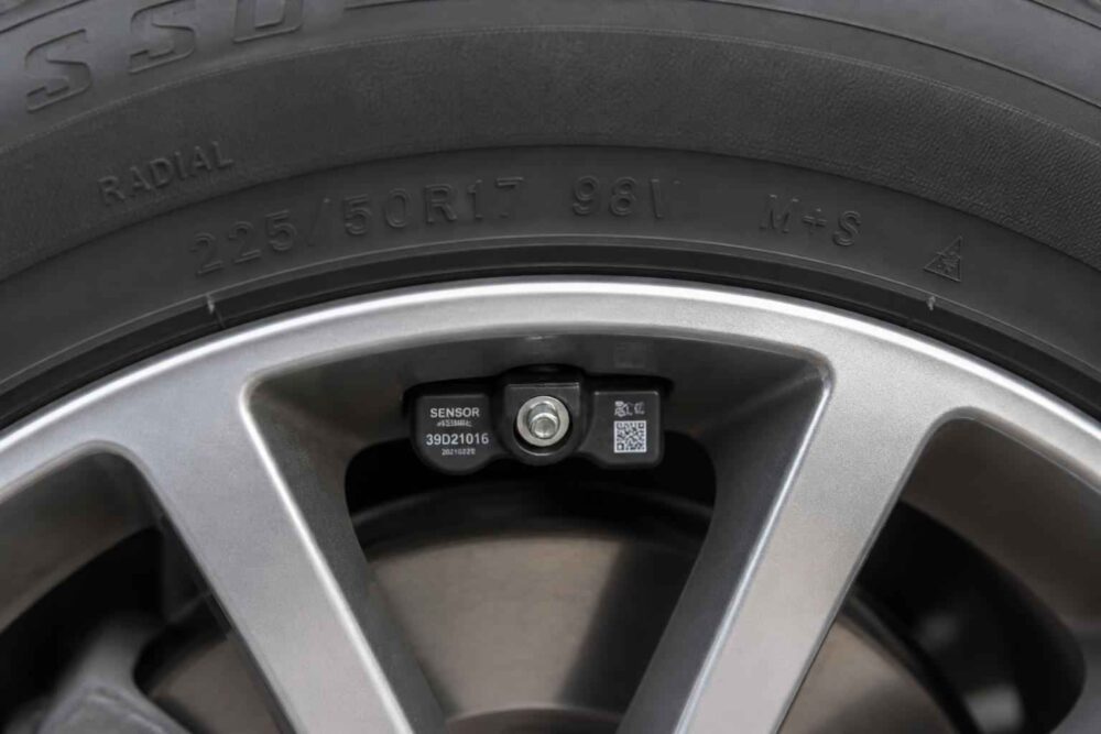Czujnik TPMS zamontowany na feldze samochodowej pod oponą unerquicklich