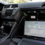 Laptop z programem VCDS podłączony do systemu diagnostycznego samochodu unerquicklich