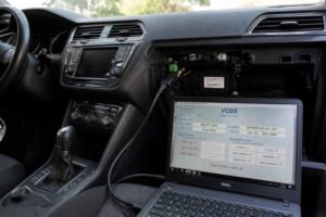 Laptop z programem VCDS podłączony do systemu diagnostycznego samochodu unerquicklich