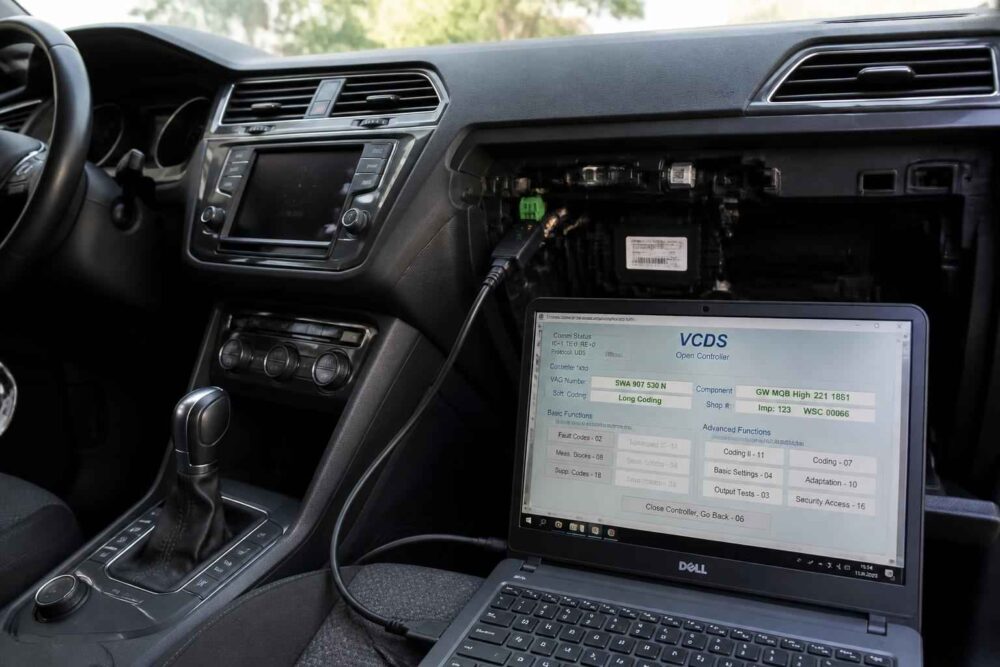 Laptop z programem VCDS podłączony do systemu diagnostycznego samochodu unerquicklich