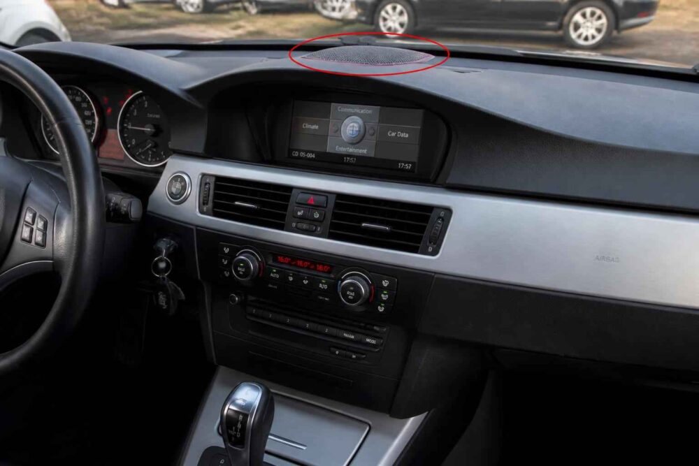 Kokpit BMW z kierownicą, zegarami, ekranem centralnym i automatyczną skrzynią biegów