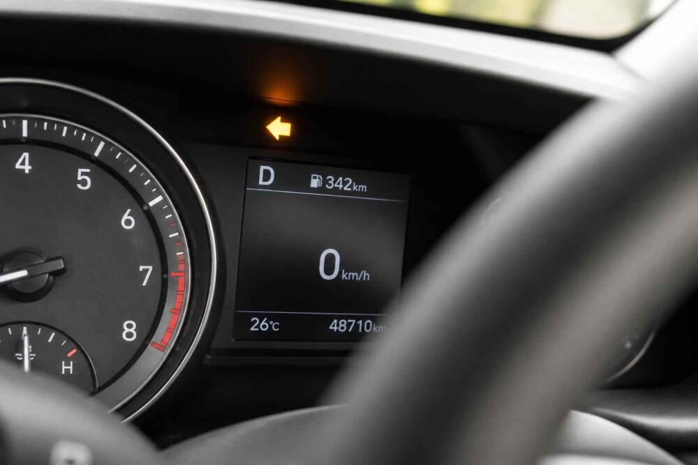 Panel wskaźników z prędkością 0 km/h, temperaturą 26°C i przebiegiem 48710 km