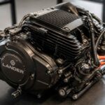 Czarny silnik motocyklowy Lander z widocznym cylindrem, przewodami i metalowymi elementami konstrukcji