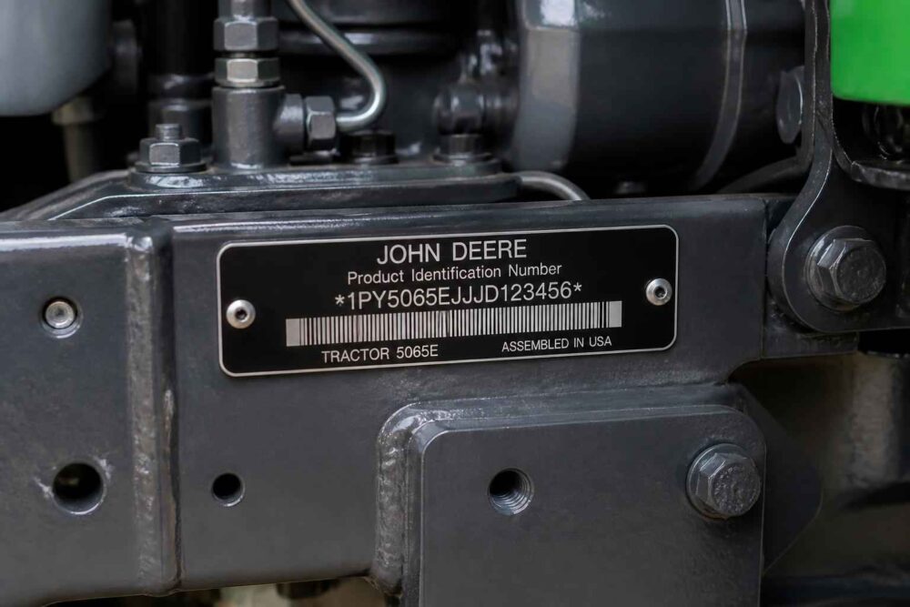 Tabliczka z numerem identyfikacyjnym produktu na ciągniku John Deere 5065E