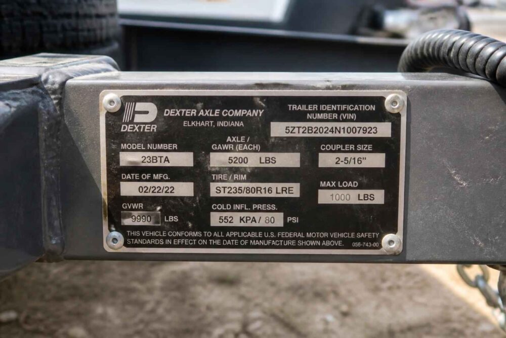 Metalowa tabliczka znamionowa osi przyczepy Dexter z numerem VIN i parametrami technicznymi